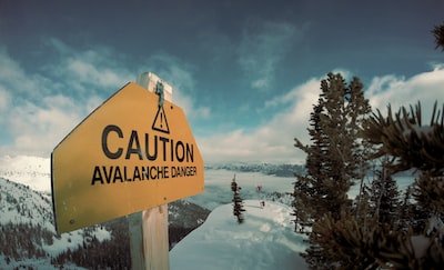 Image of an avalanche warning sign